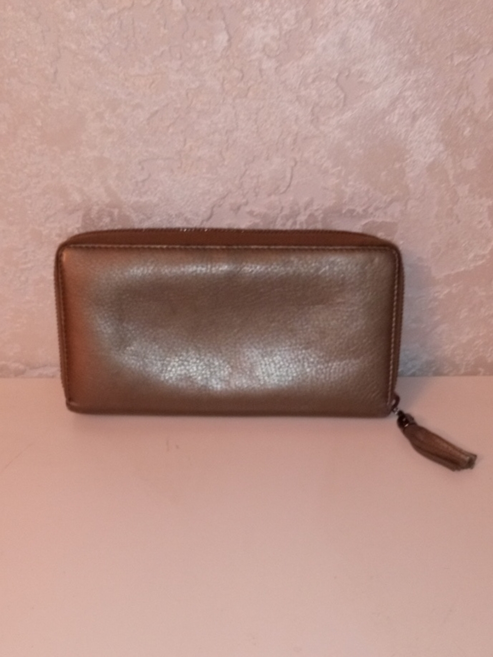 Gucci Metallic Taupe Leather Zip Wallet with Tassel - Picture 2 of 6